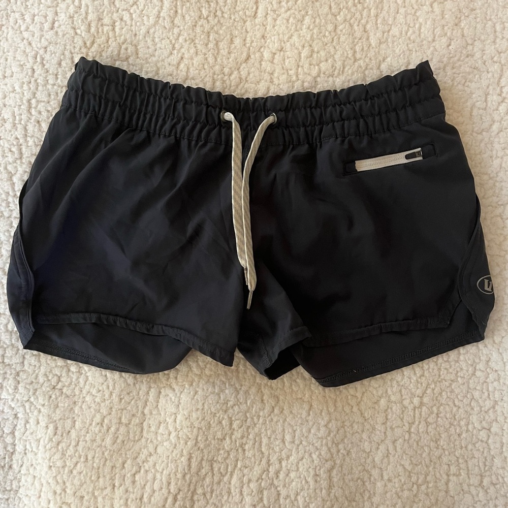 Vuori Women’s Clementine 2.0 2.5” Inseam Shorts- Size S